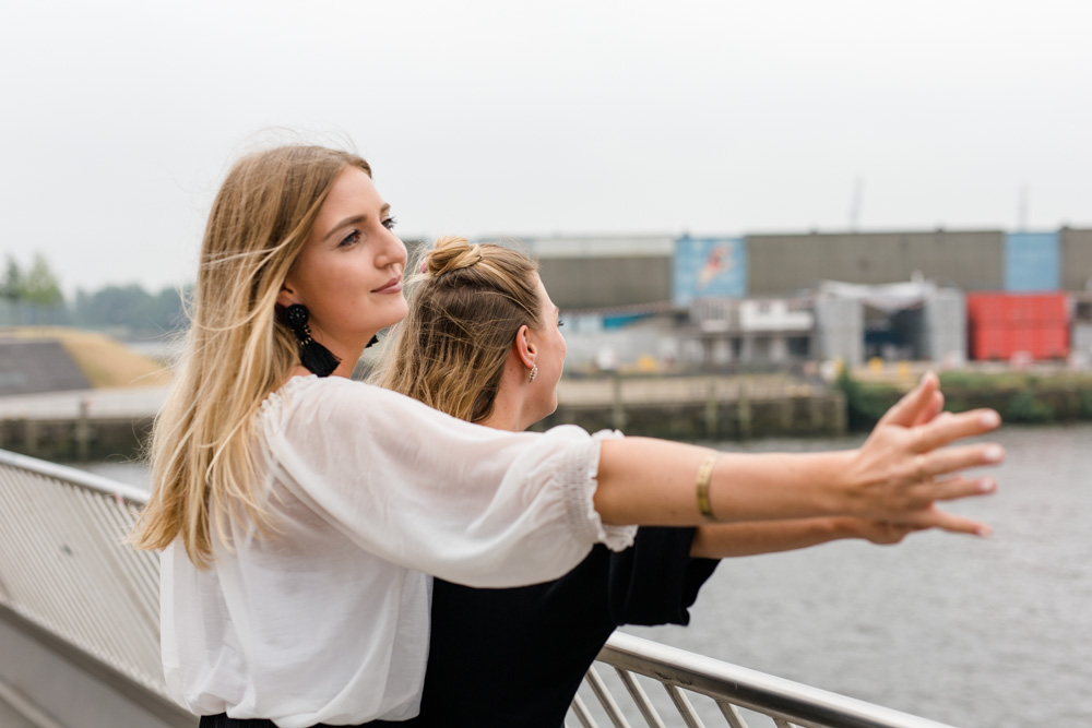 Modernes JGA-Fotoshooting in der Hamburger Hafencity